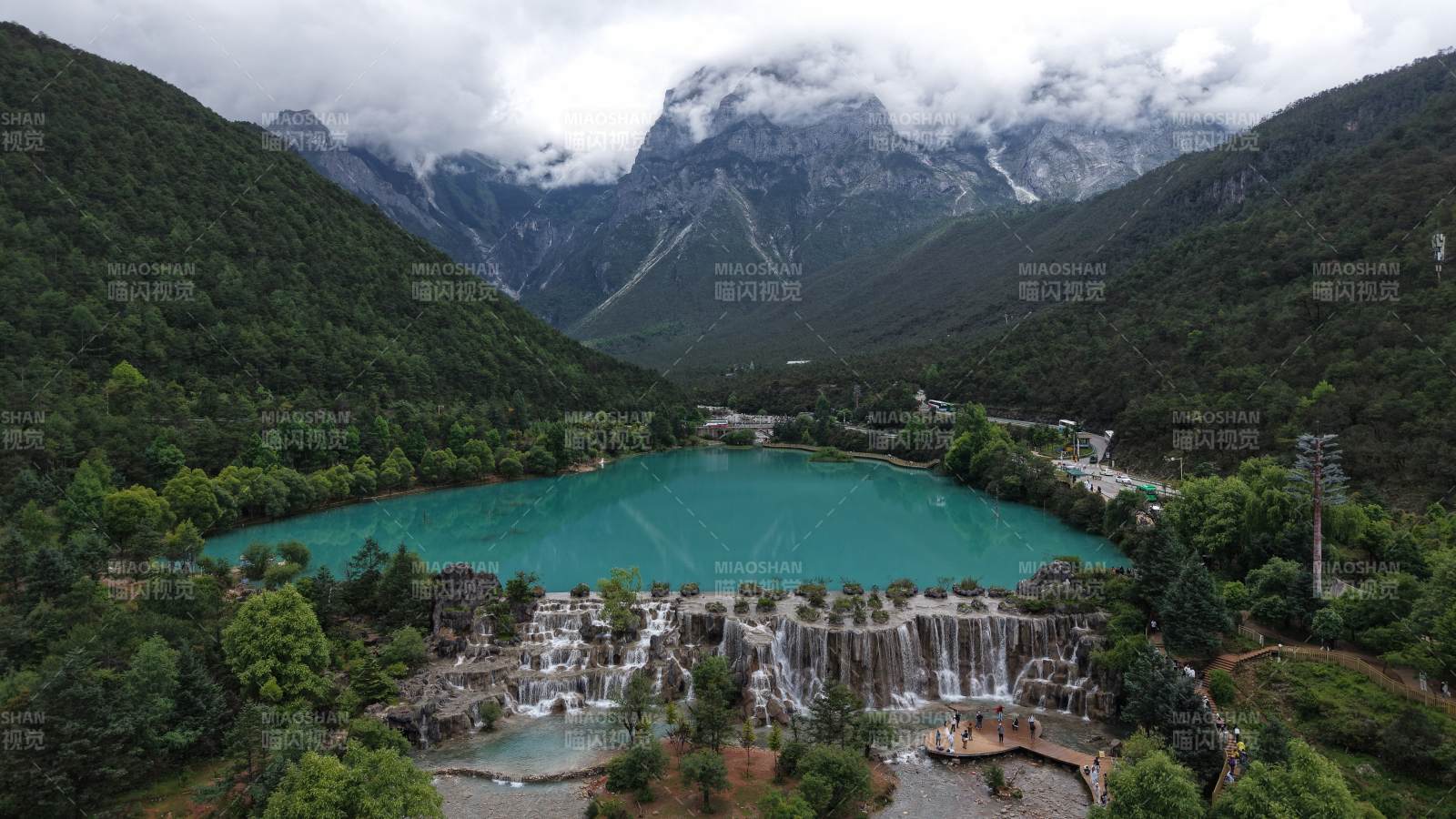 蓝月谷瀑布与碧湖美景图片