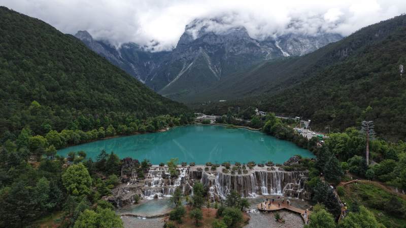 蓝月谷瀑布与碧湖美景图片