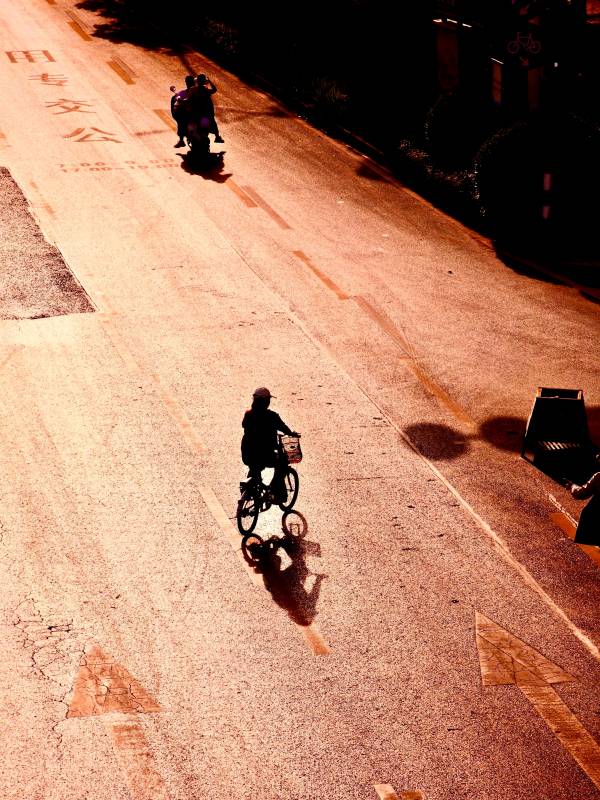 夕阳下的骑行者图片