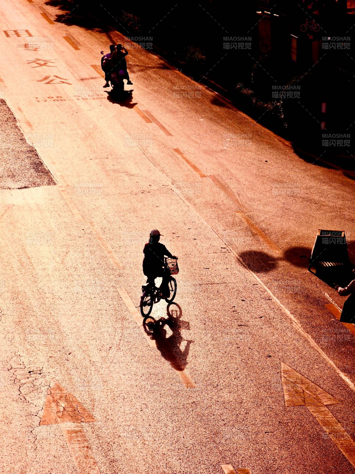 夕阳下的骑行者图片