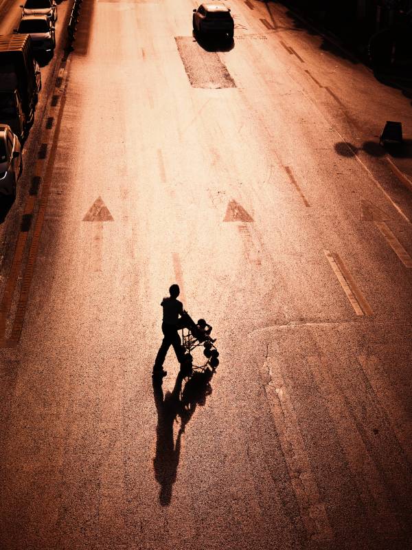 街头独行者图片