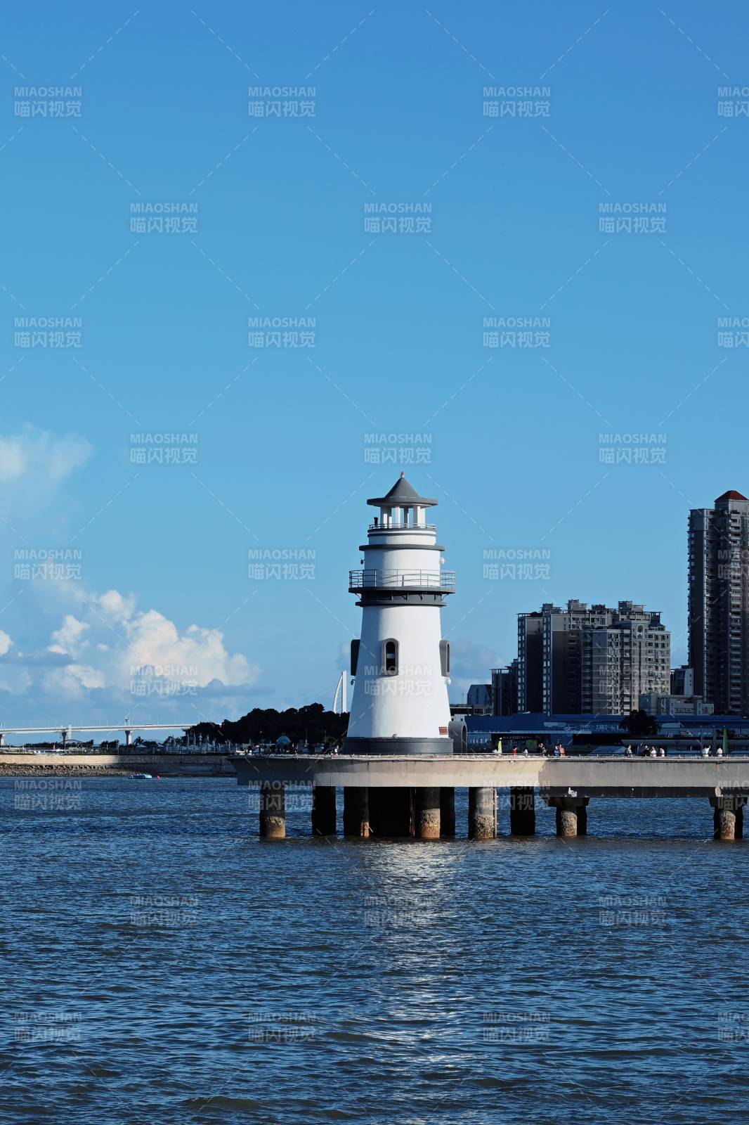 珠海爱情邮局-海边灯塔与城市剪影图片