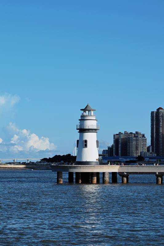 珠海爱情邮局-海边灯塔与城市剪影图片