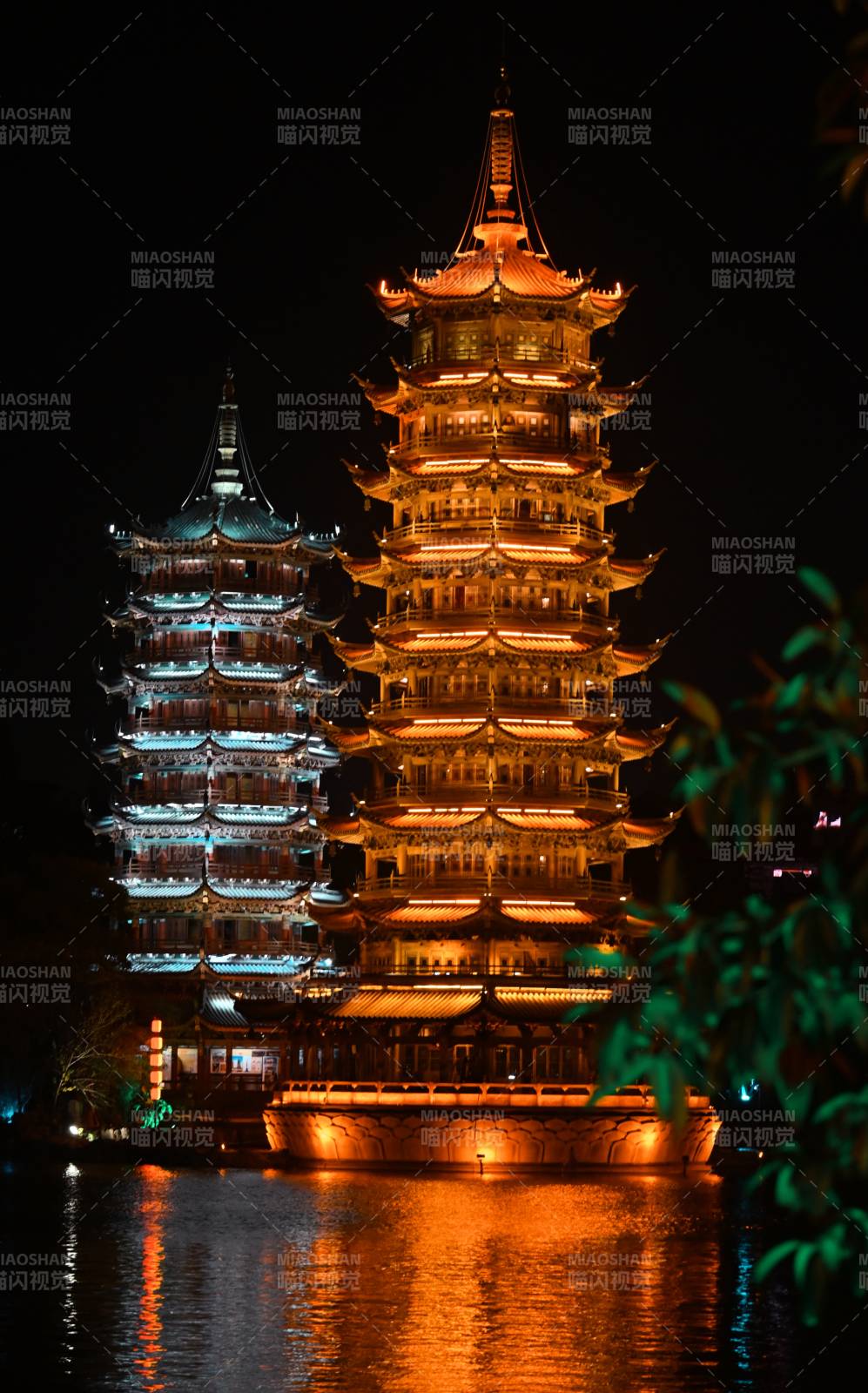 夜景双塔映水光辉图片