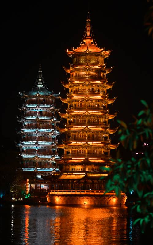 夜景双塔映水光辉图片