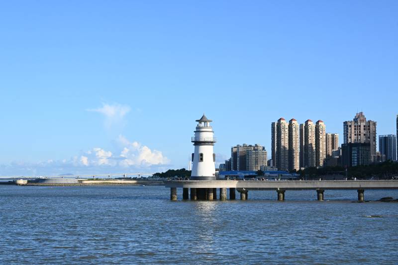 珠海爱情邮局-海滨灯塔与城市剪影图片