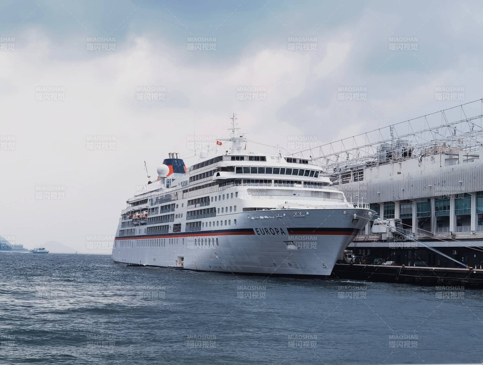 停泊港口的豪华游轮图片