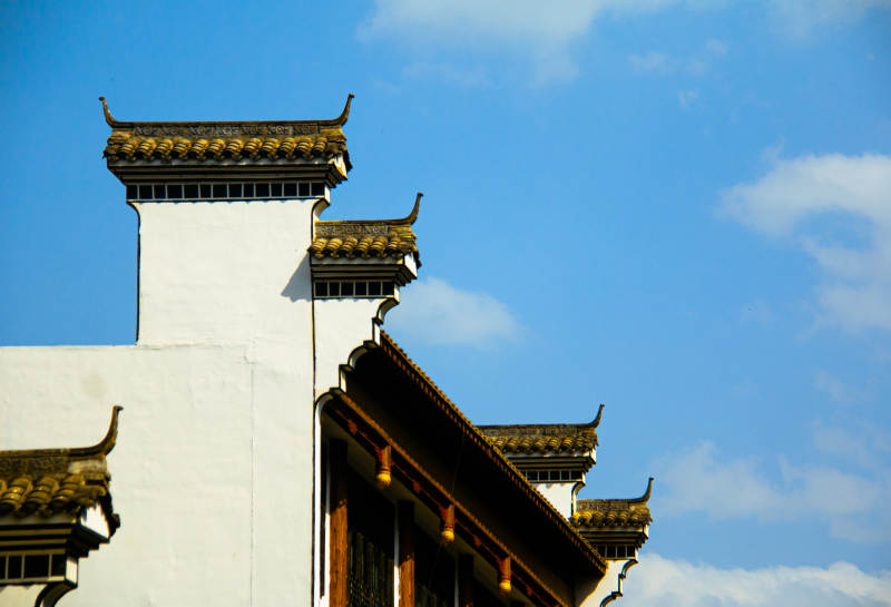 古建筑飞檐与蓝天白云图片