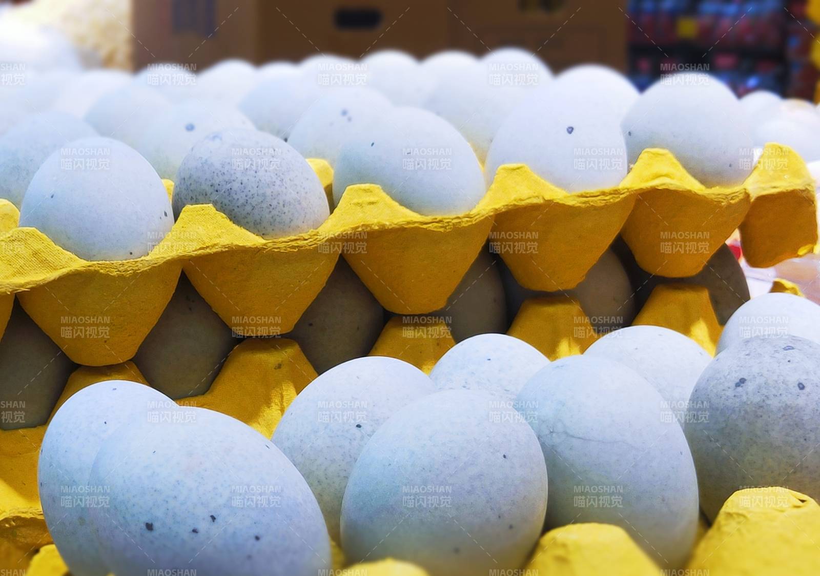 松花蛋整齐排列在蛋托中图片