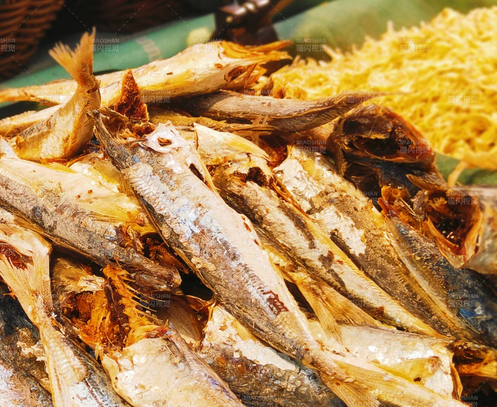 烤鱼与炸米花的美味组合图片