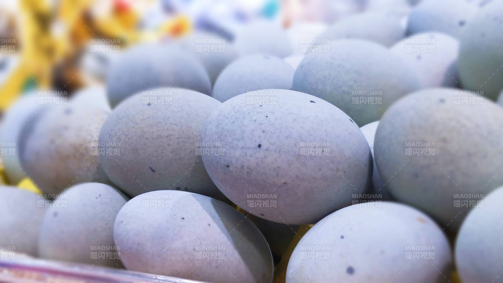 蓝灰色彩蛋堆叠特写图片