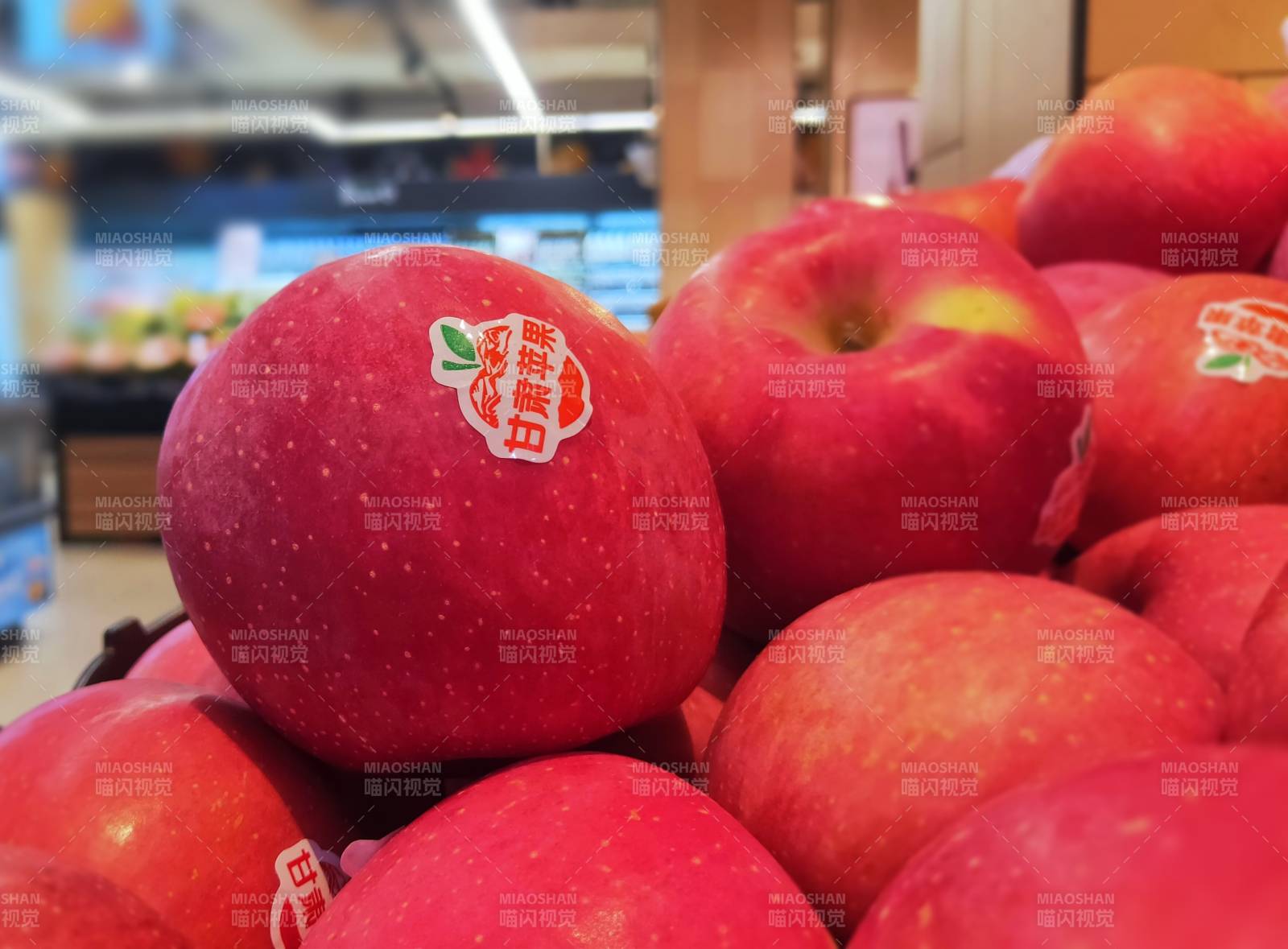 超市里的红苹果图片