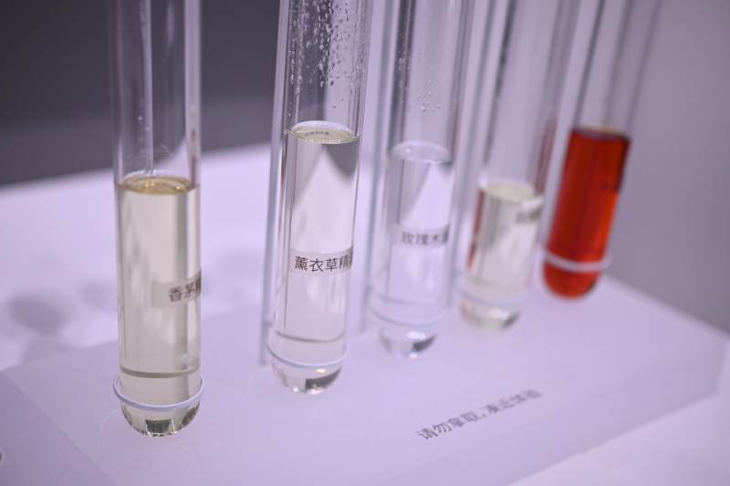 试管中的液体样本展示图片