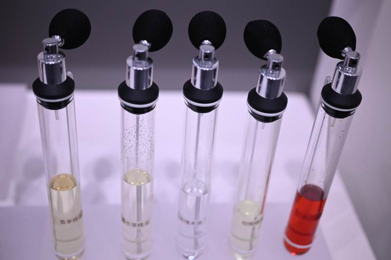 五瓶不同液体的实验试管图片