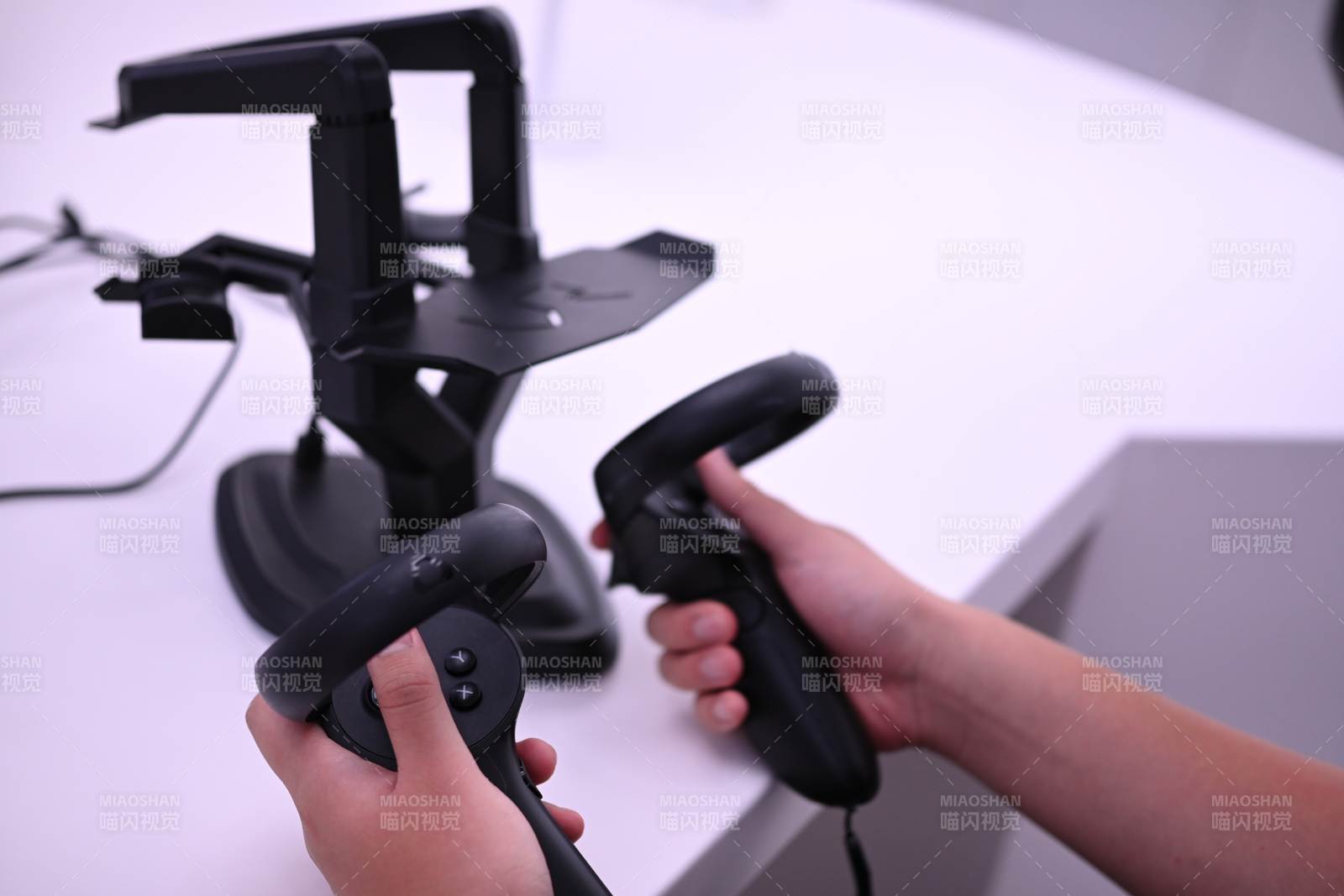 VR手柄与支架展示图图片