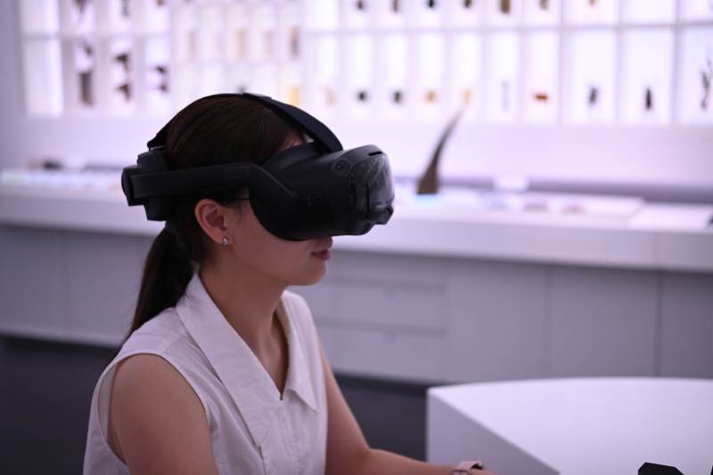 体验虚拟现实眼镜图片