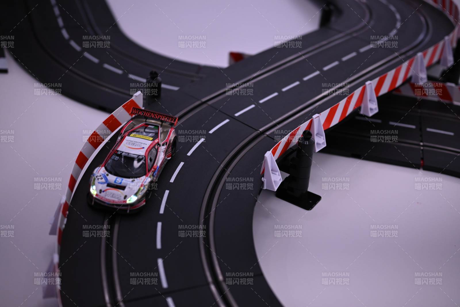 赛道上的迷你赛车比赛图片