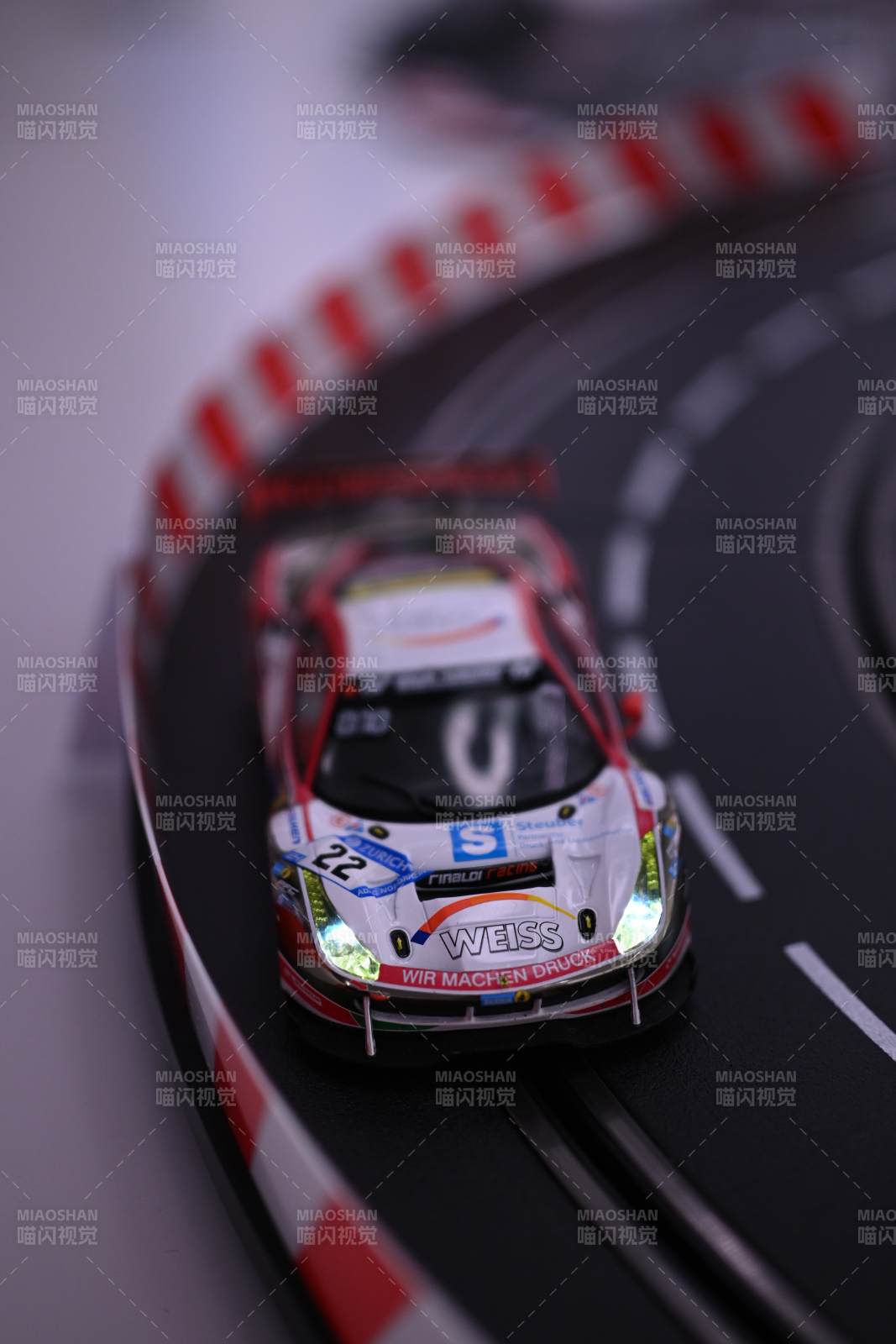 赛道上的微型赛车比赛图片