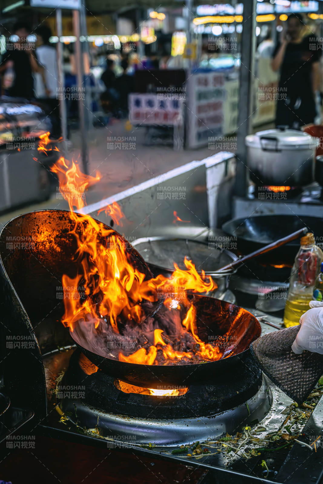 夜市炒菜 火焰四溅图片