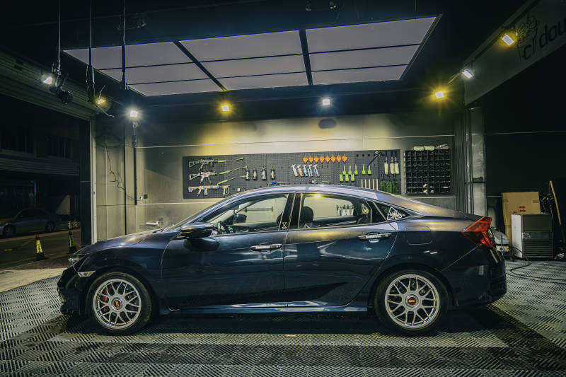 夜色中的豪华轿车展示图片