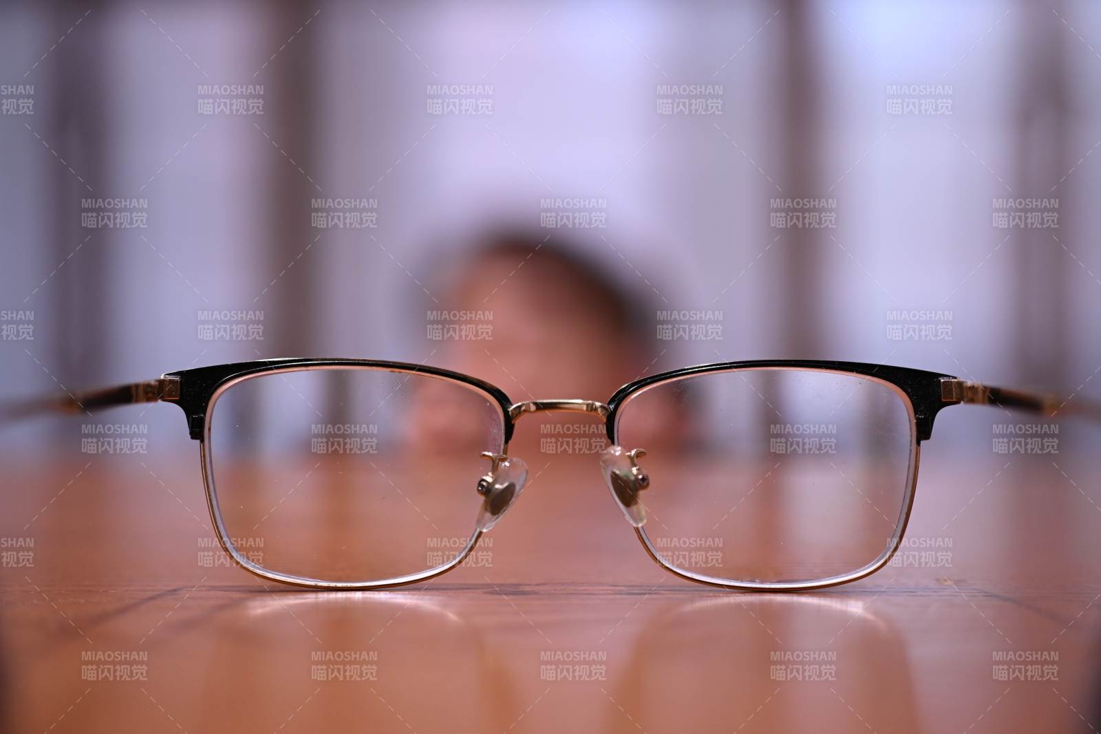 眼镜与模糊背景图片