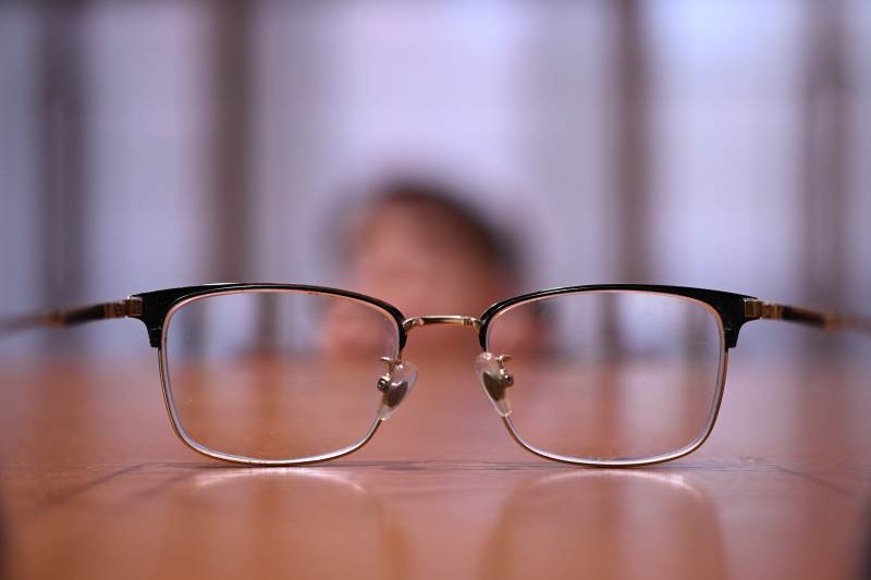 眼镜与模糊背景图片