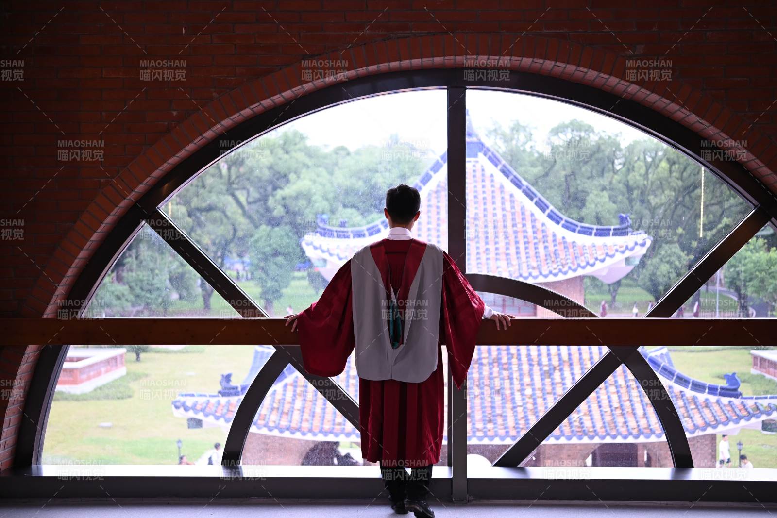 人物窗前眺望风景图片