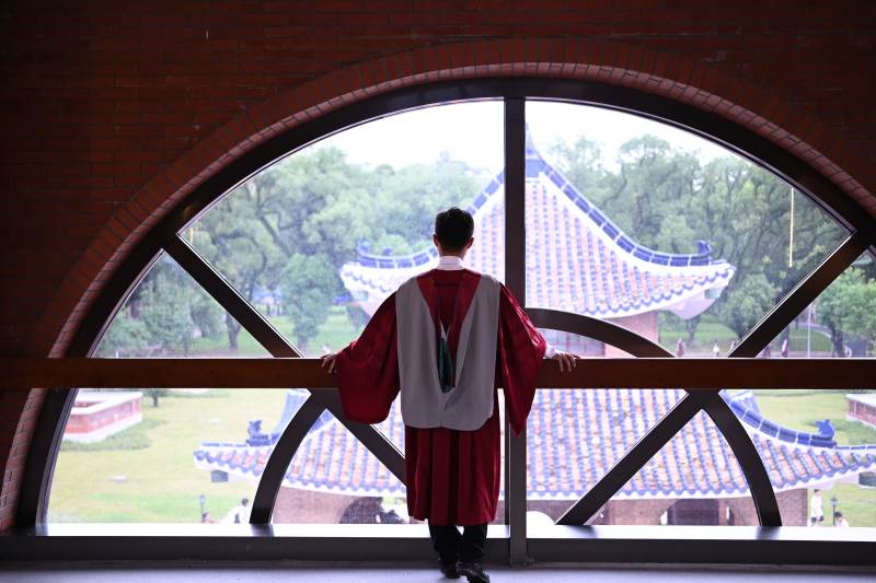 人物窗前眺望风景图片