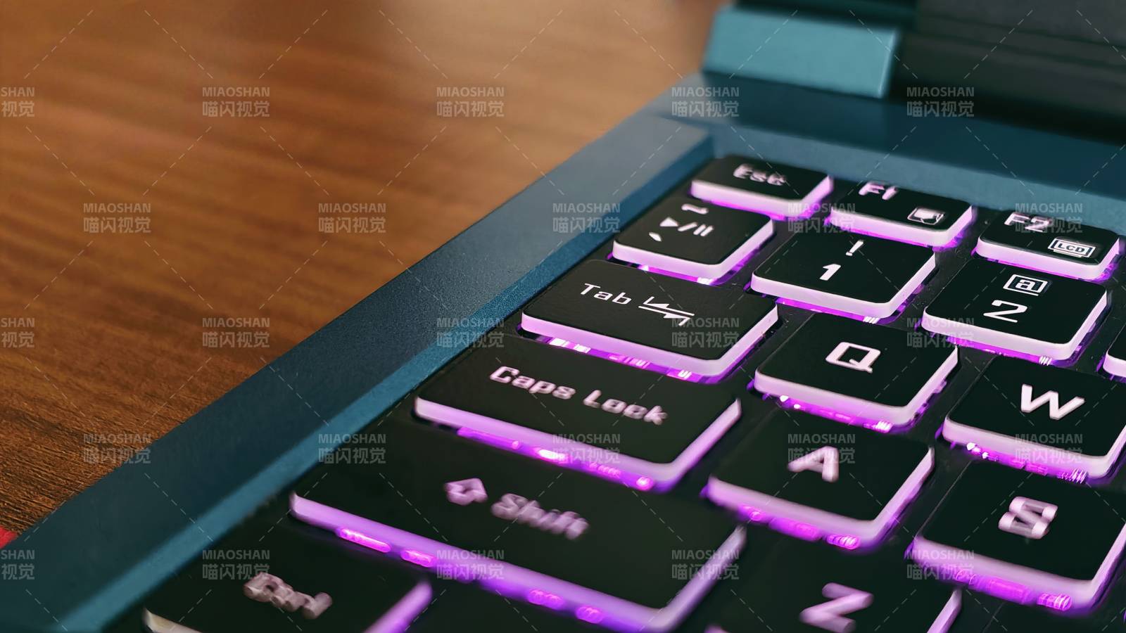 紫色背光键盘特写图片