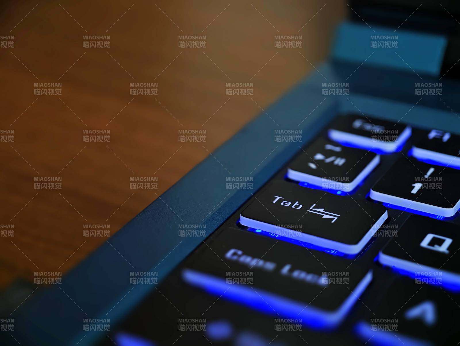 蓝色背光键盘特写图片