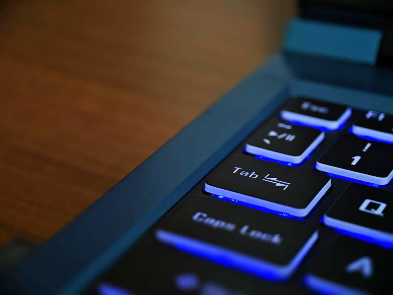 蓝色背光键盘特写图片