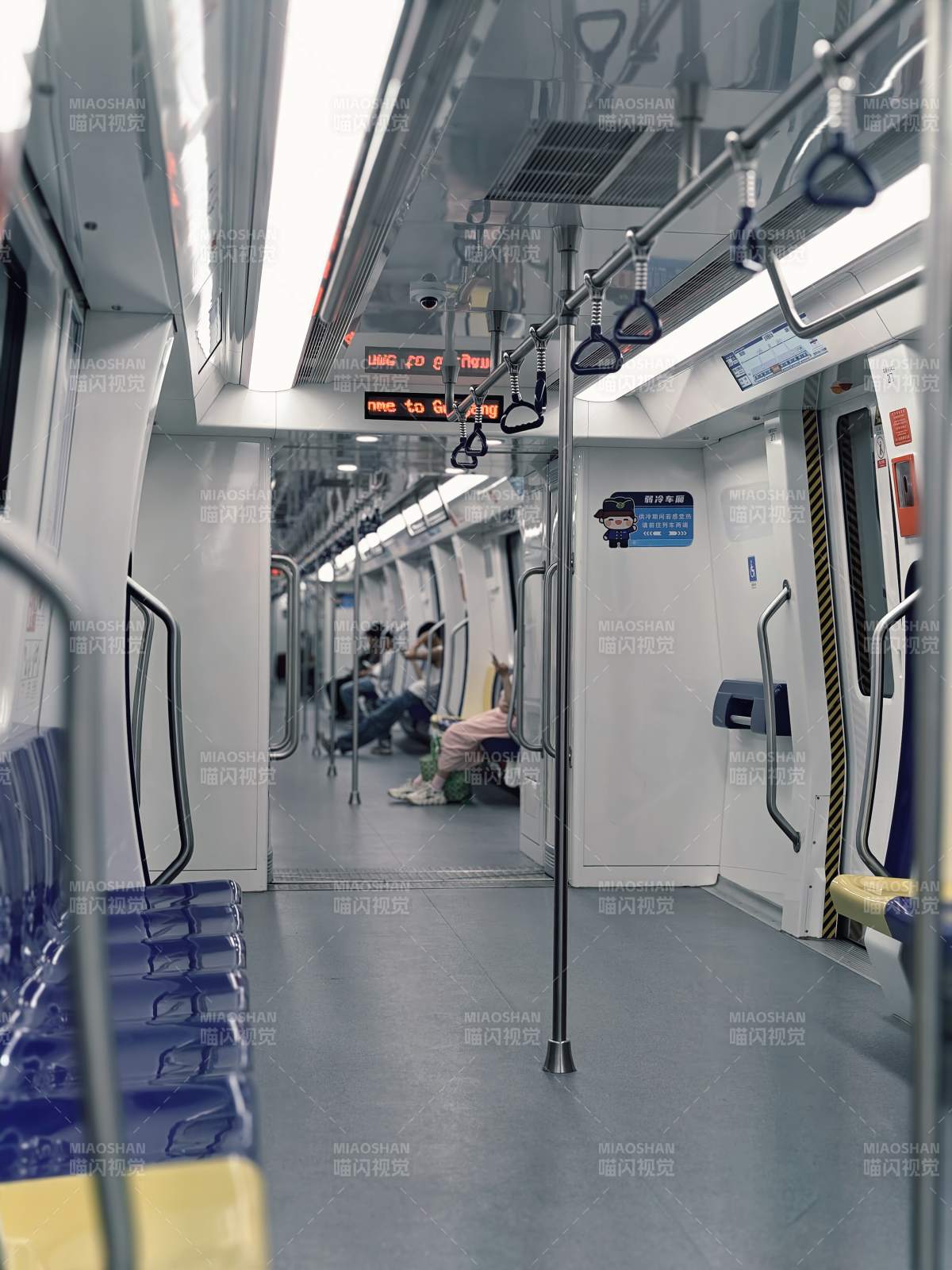 地铁车厢内的宁静时光图片