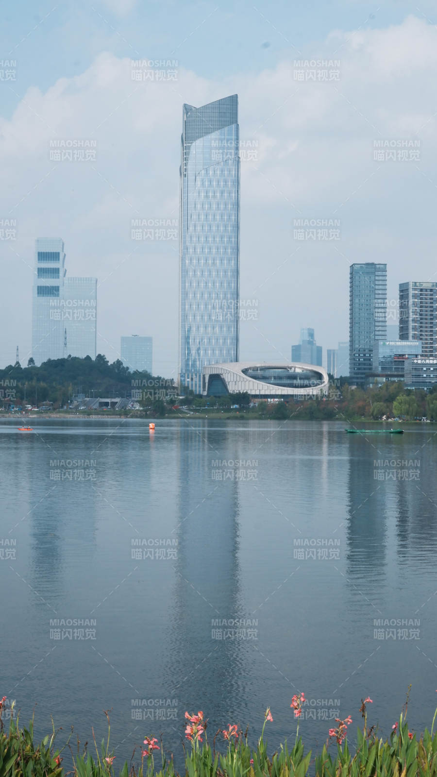 湖畔高楼倒影如画图片