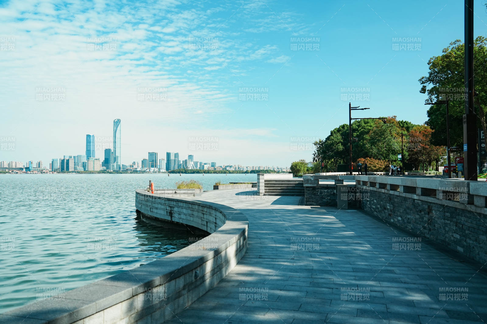 金鸡湖畔步道与城市天际线图片