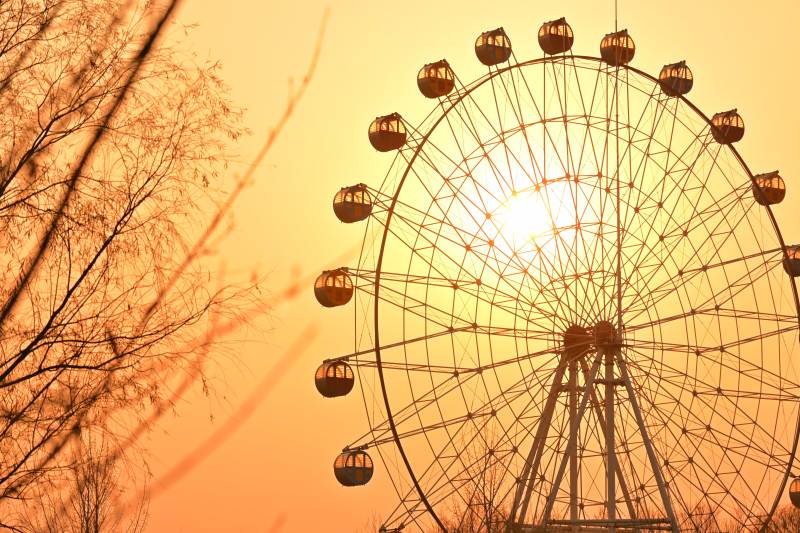 夕阳下的摩天轮图片