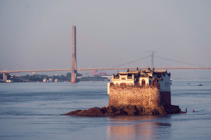 江心古塔映桥影图片