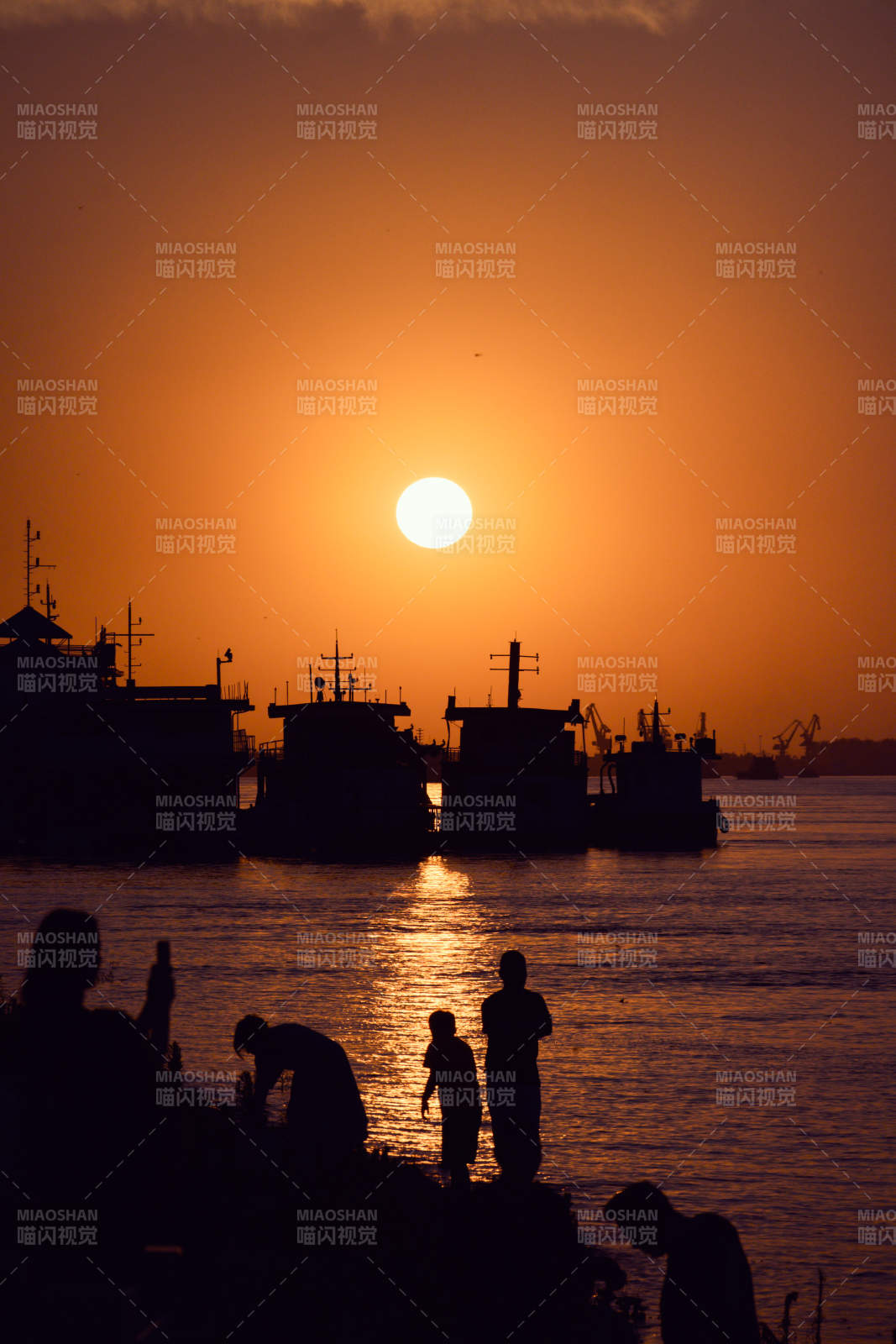 夕阳下的码头剪影图片