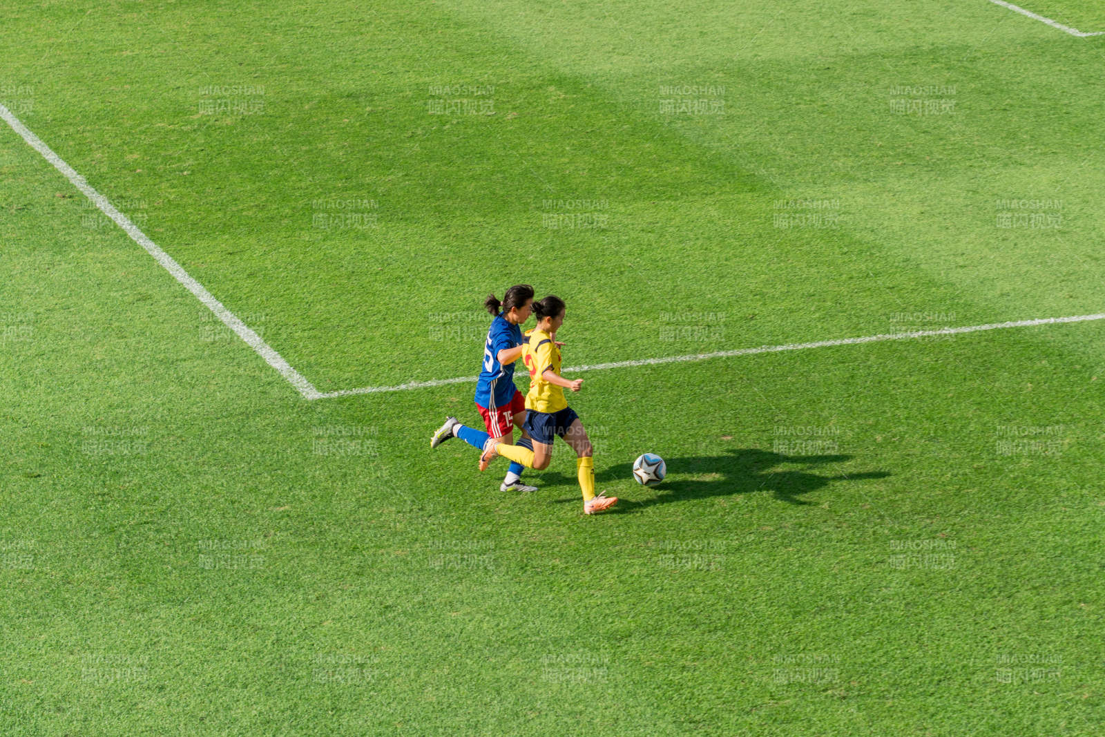 足球场上激烈对决图片