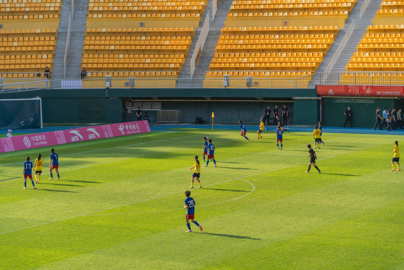 足球比赛进行中图片