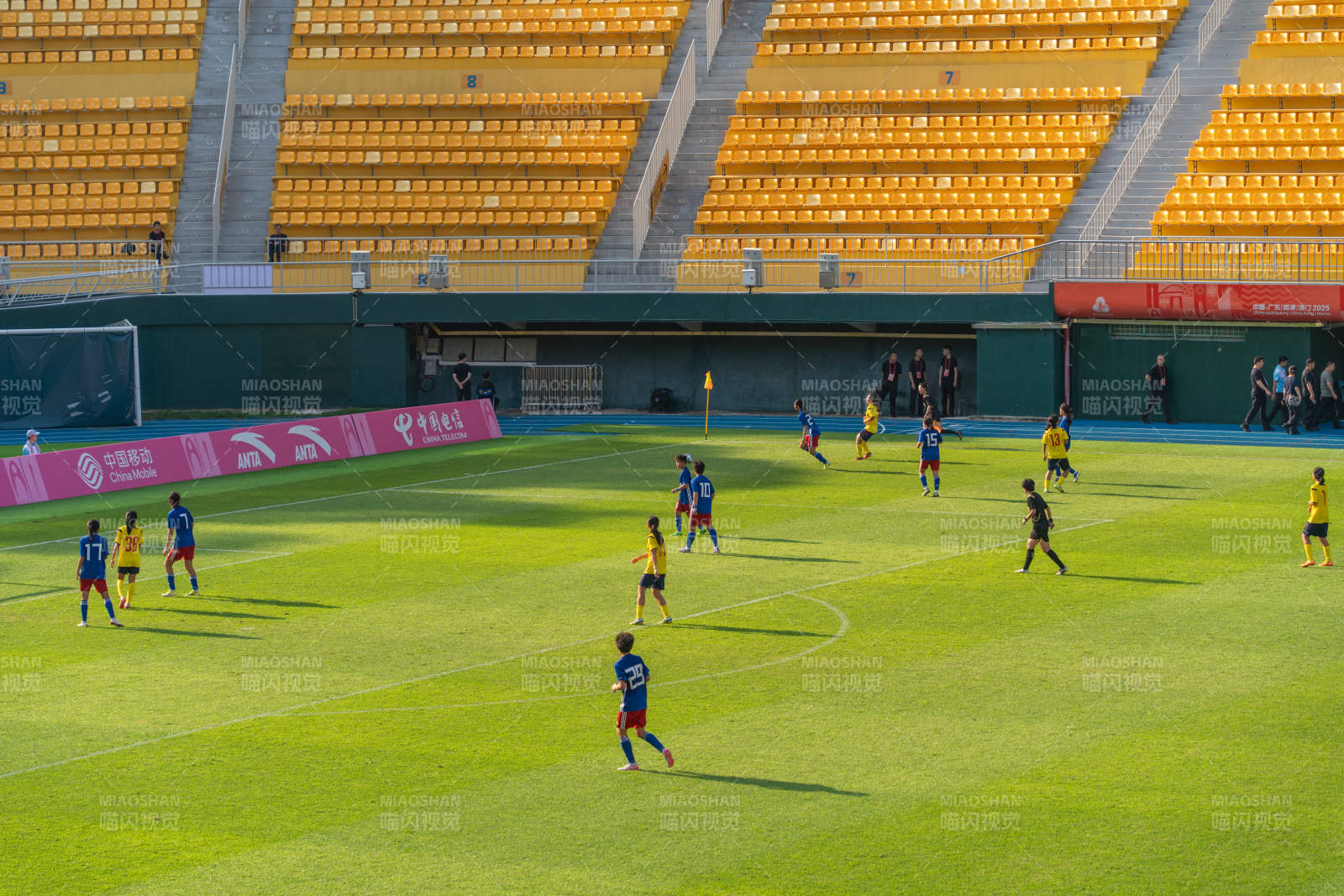 足球比赛进行中图片