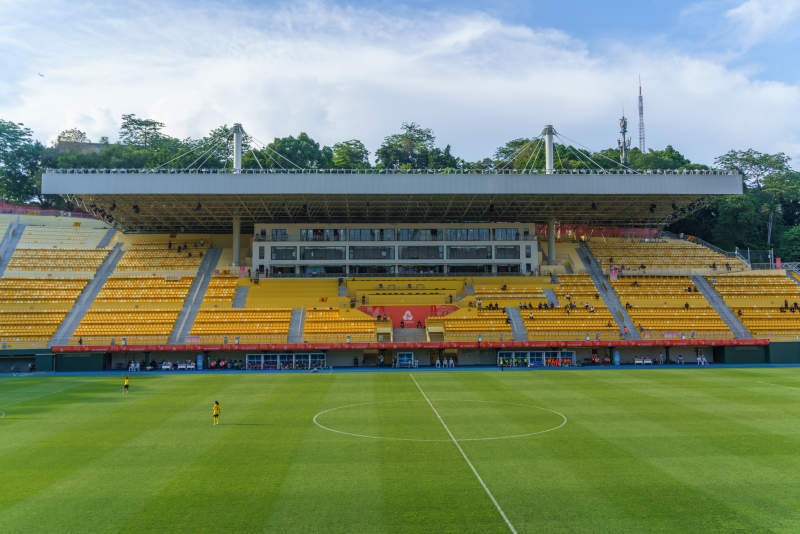 空旷的足球场与看台图片