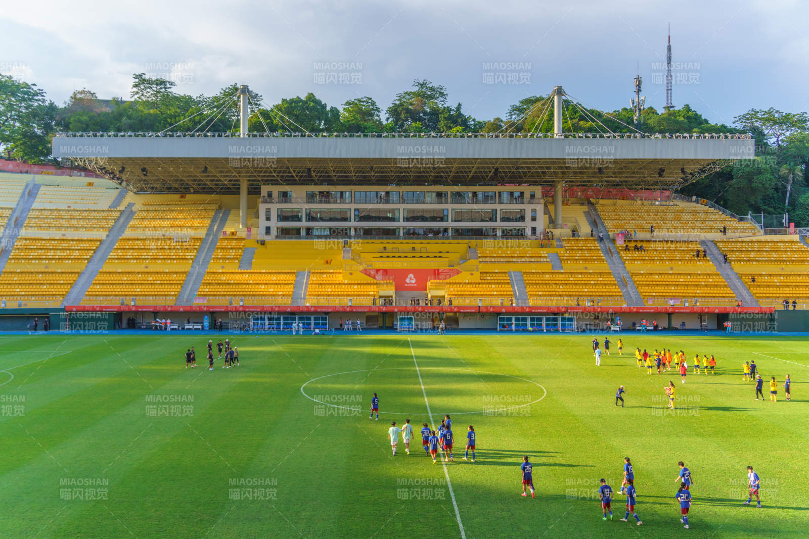 足球场上的训练时刻图片