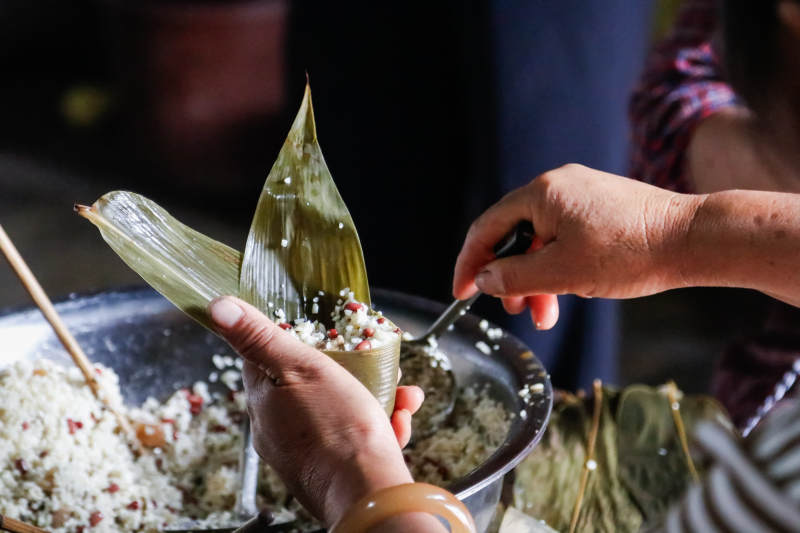 包粽子 传统美食制作中图片