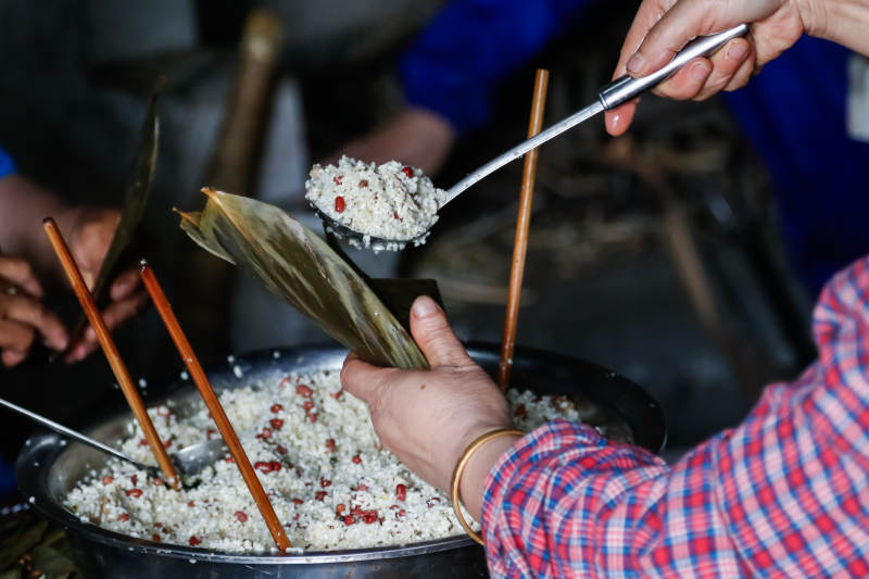 包粽子 传统美食制作中图片