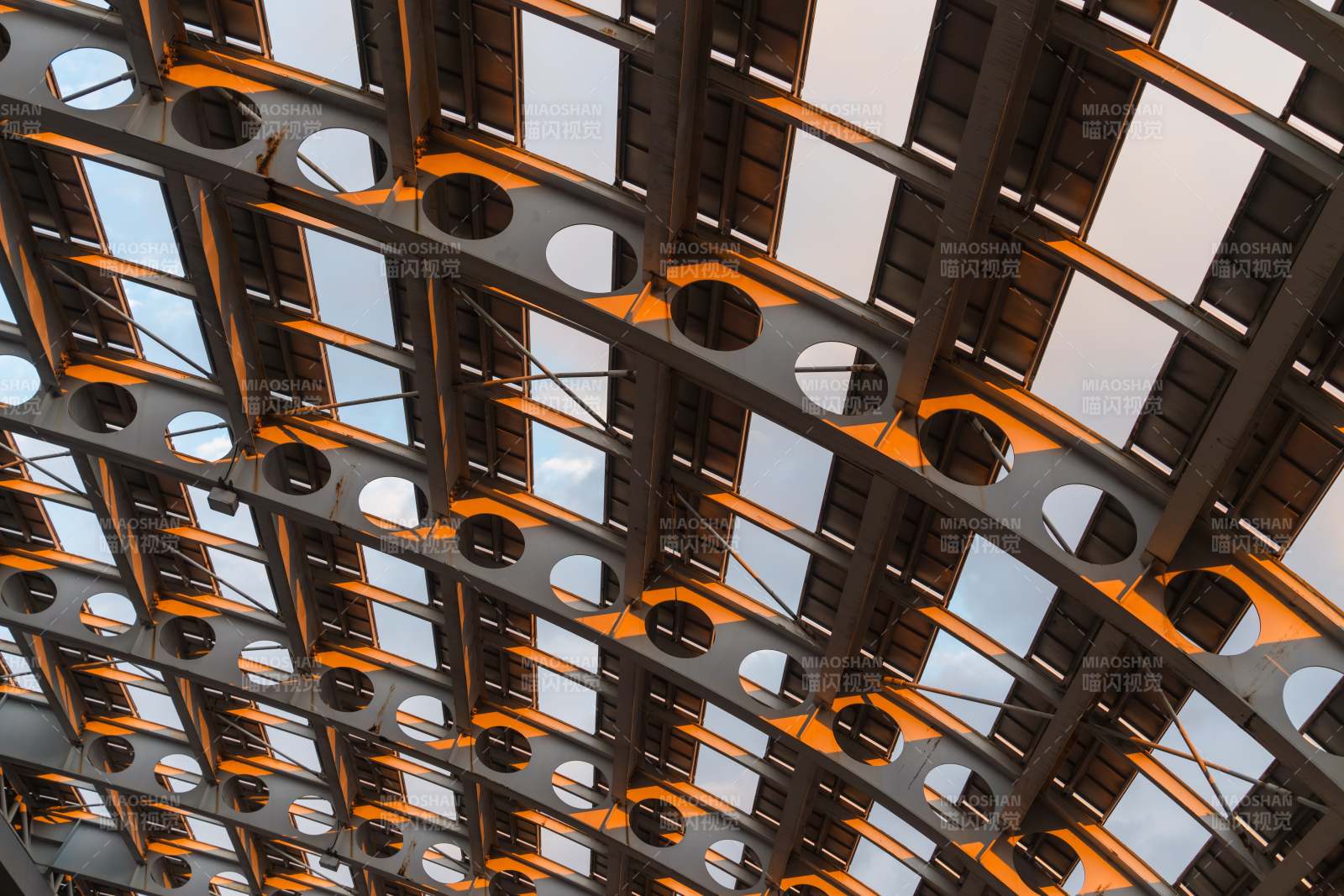 金属结构与光影交错之美图片