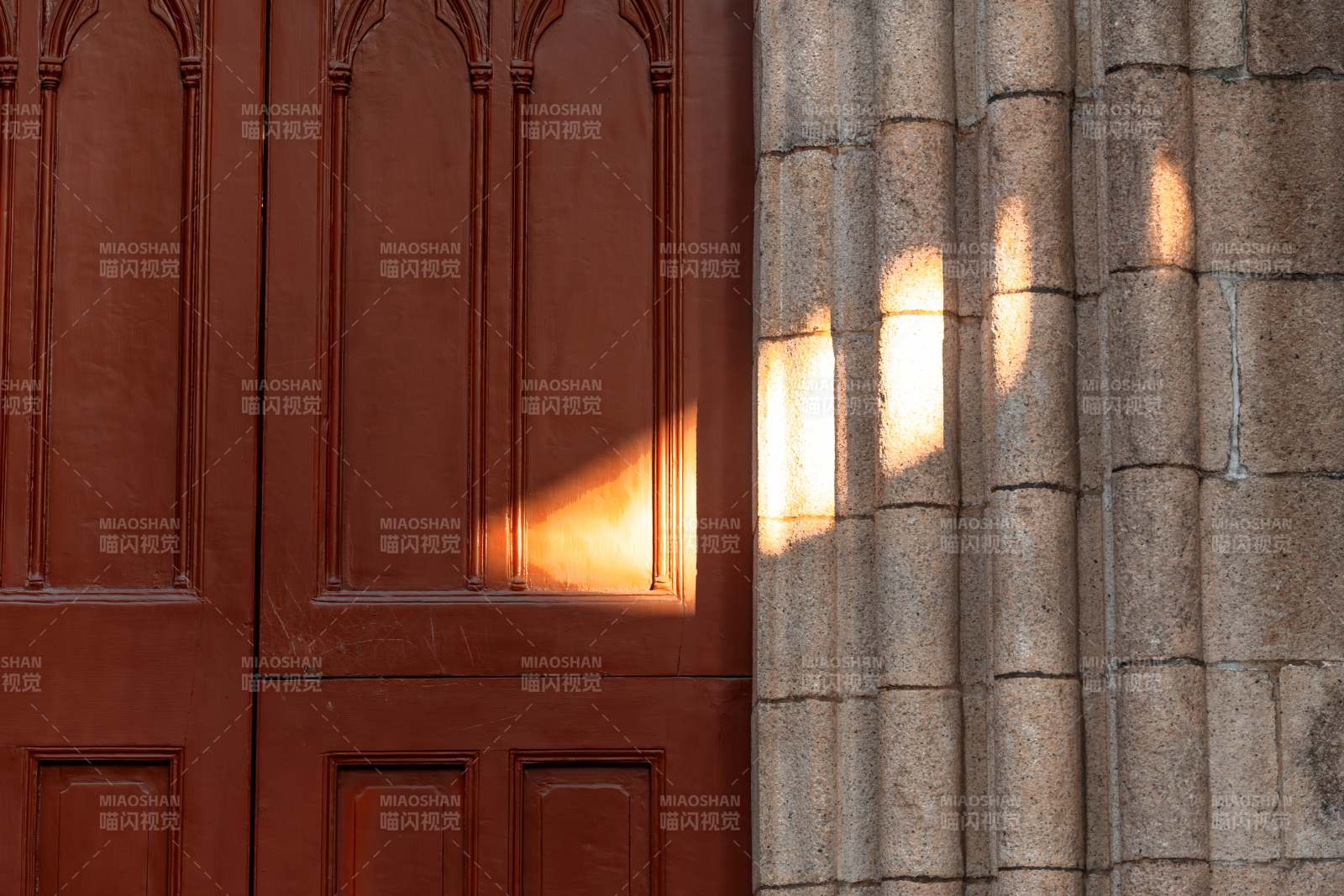 光影交错的古建筑门墙图片