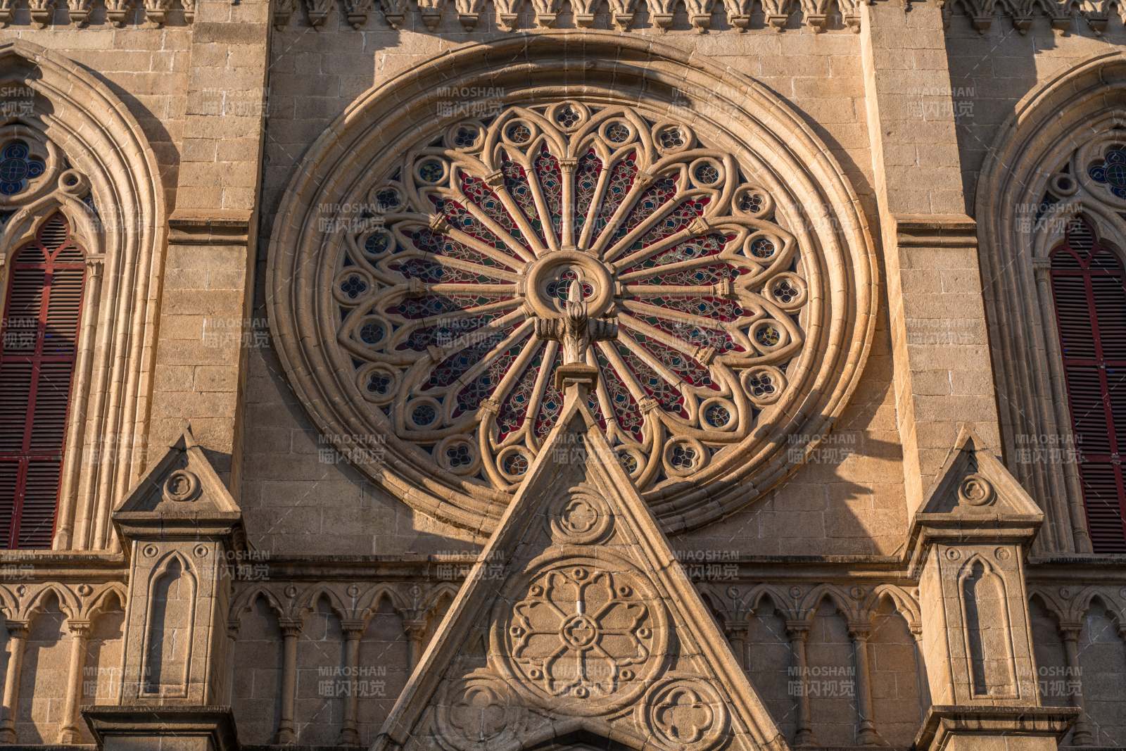 教堂玫瑰窗细节特写图片
