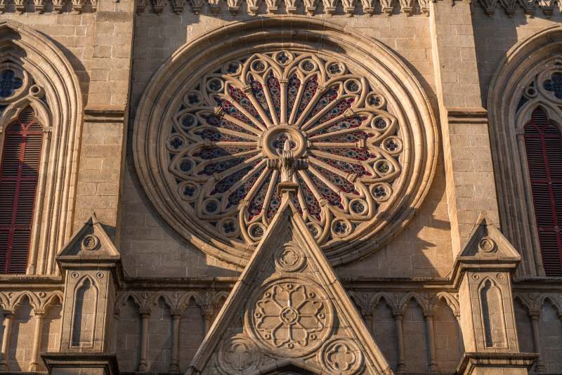 教堂玫瑰窗细节特写图片