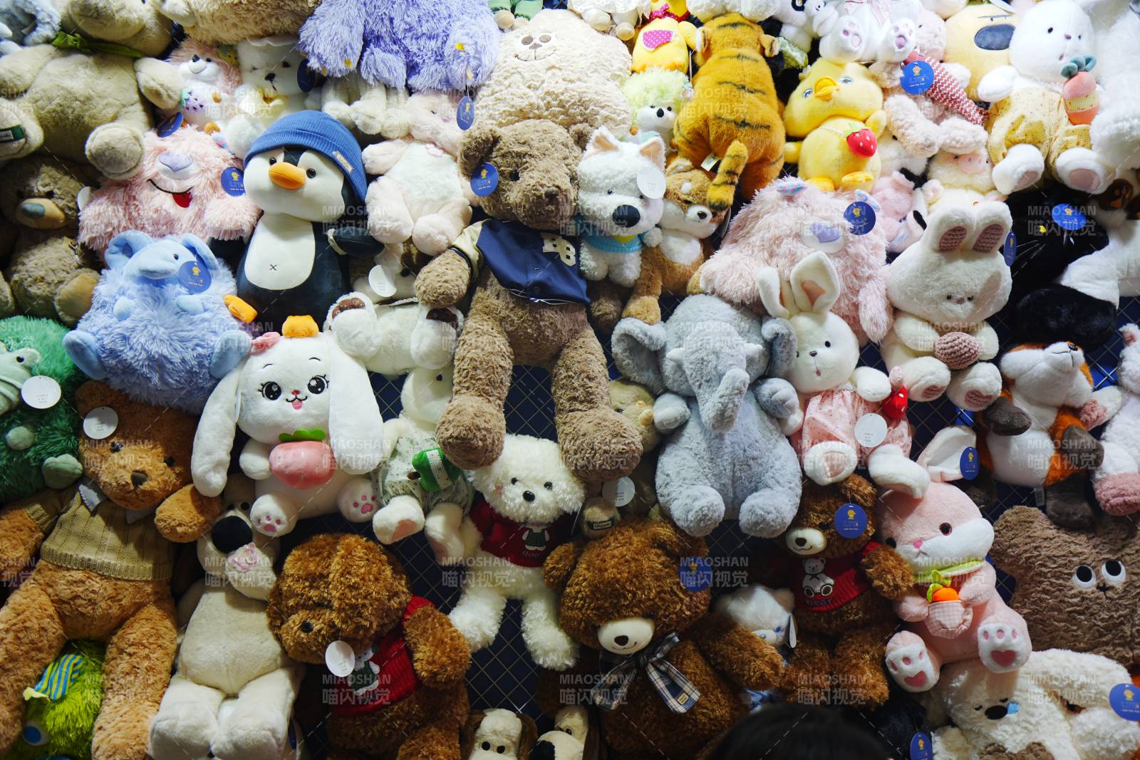 毛绒玩具堆满画面图片