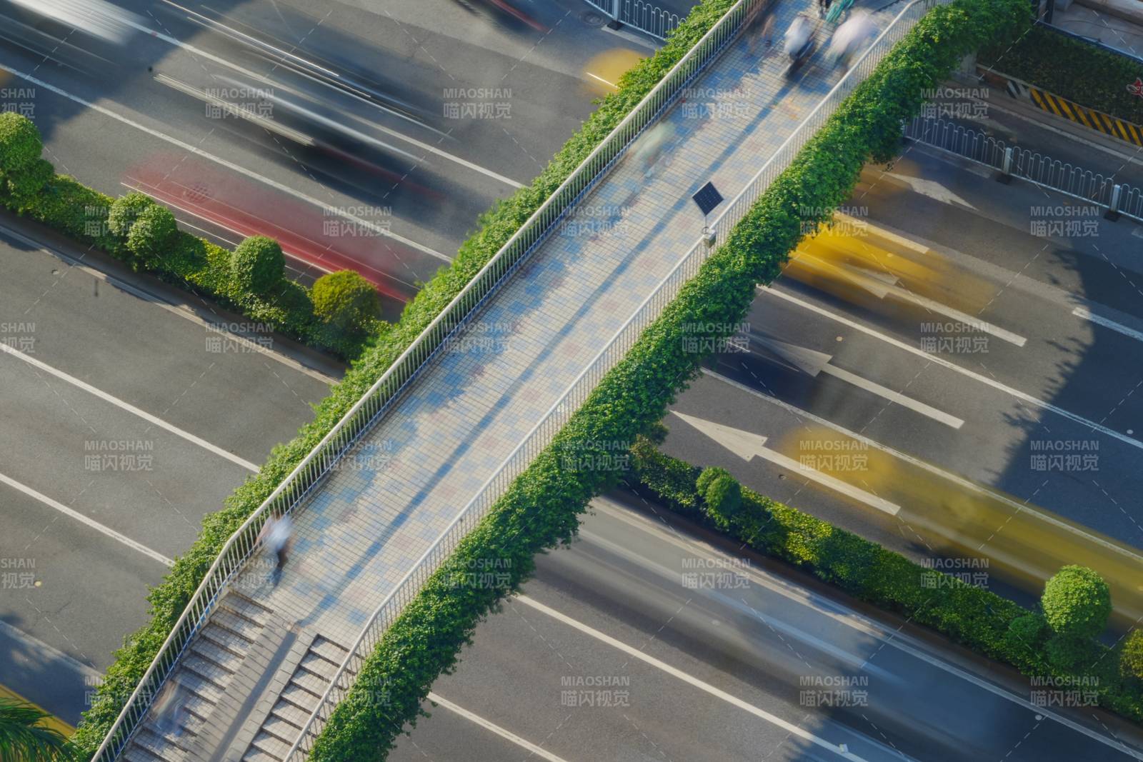 城市绿植天桥行人过街图片